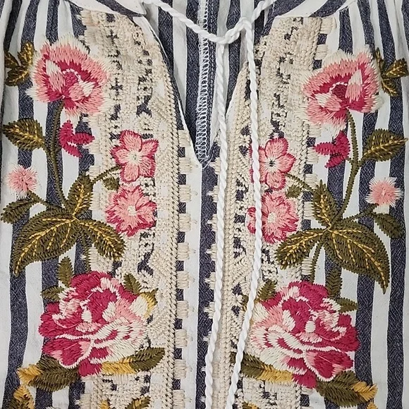 Andre By Unit Embroidered Top NWOT - Picture 6 of 8